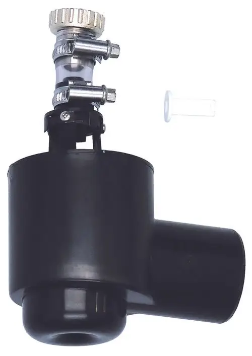 Siphon von Judo, mit einem runden Gehäuse und Anschlüssen, zur Wasserableitung konzipiert. Sichtbare Metallverbindungen für flexible Montagemöglichkeiten.